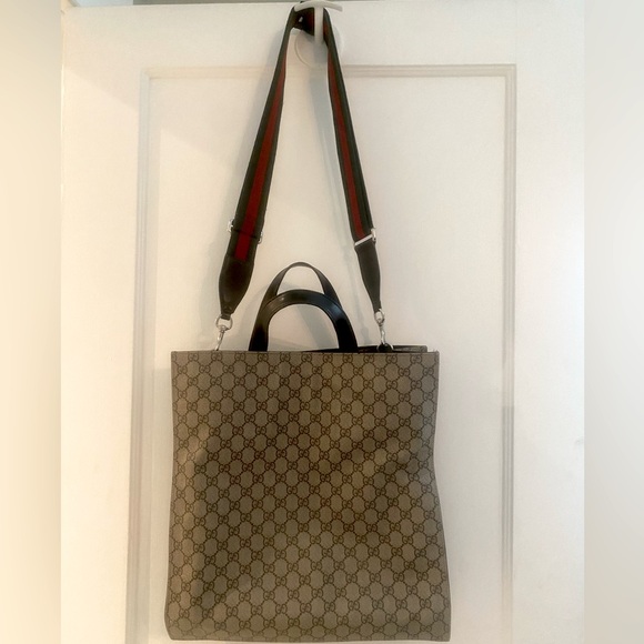 Authentic Gucci tote bag with signature Gucci logo and strap - Picture 7 of 16